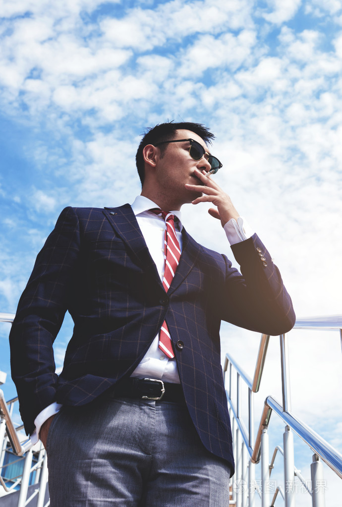 年轻的成功企业家抽烟