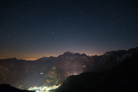 蒙特安科 勃朗峰 夜景与繁星密布的天空