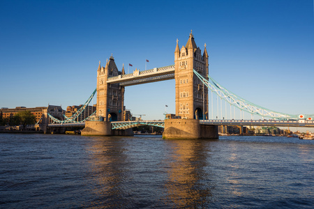 在夕阳与湛蓝的天空，伦敦，英国的伦敦塔桥