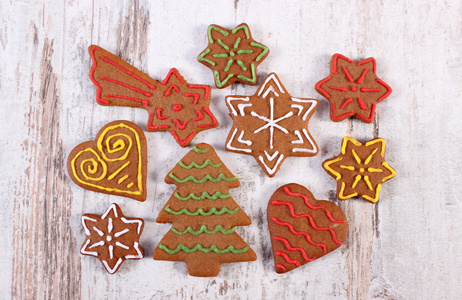 新鲜出炉装饰的姜饼在老木的背景下，圣诞节的时候