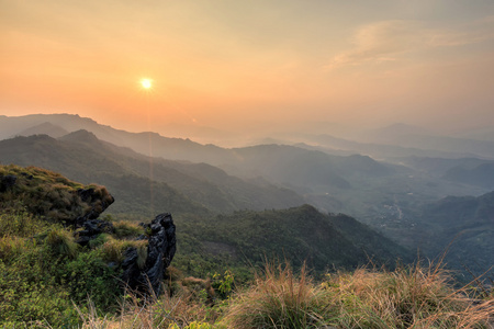 夏日风景在日出时山