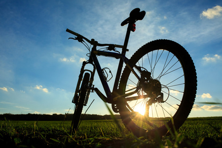 山地自行车在日落时的剪影