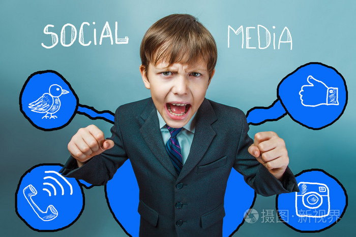 商人少年握紧拳头,愤怒地尖叫