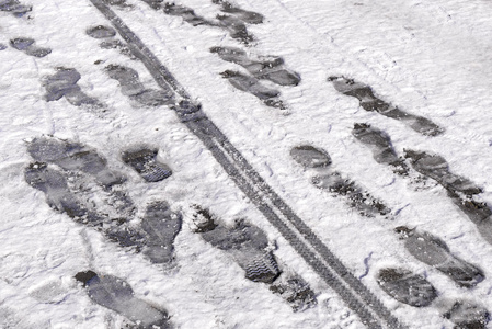 雪地路上的脚印
