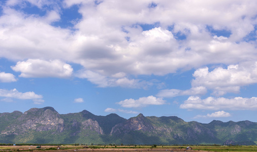 美丽的风景，在山与好蓝蓝的天空上