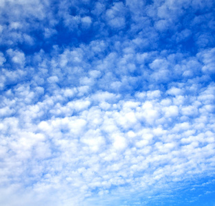 在蓝色的天空白色软云和抽象背景