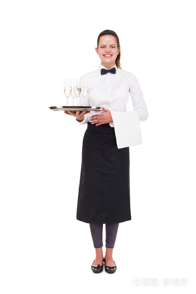 拿着托盘超过白色b分离的服务员制服的年轻女子