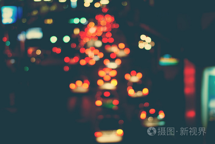 离焦模糊褪色; 多种颜色的灯光.交通在城市的街道