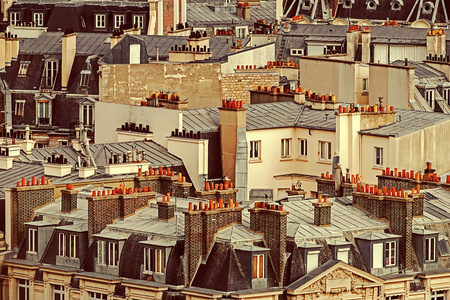 老式的鸟瞰图，与屋顶在巴黎，法国