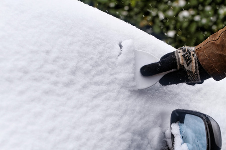 男人刮雪