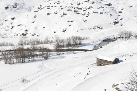 在雪中的孤立的山间小屋图片