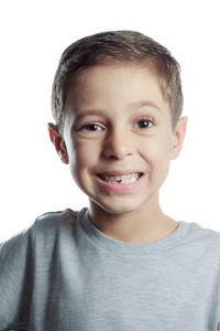 无牙微笑的男孩显示失去了他第一次牙齿牛奶