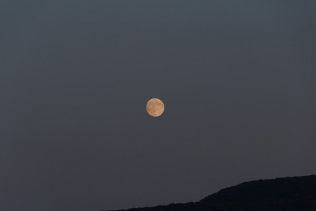 大月亮照在山上。晚上