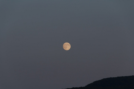 大月亮照在山上。晚上