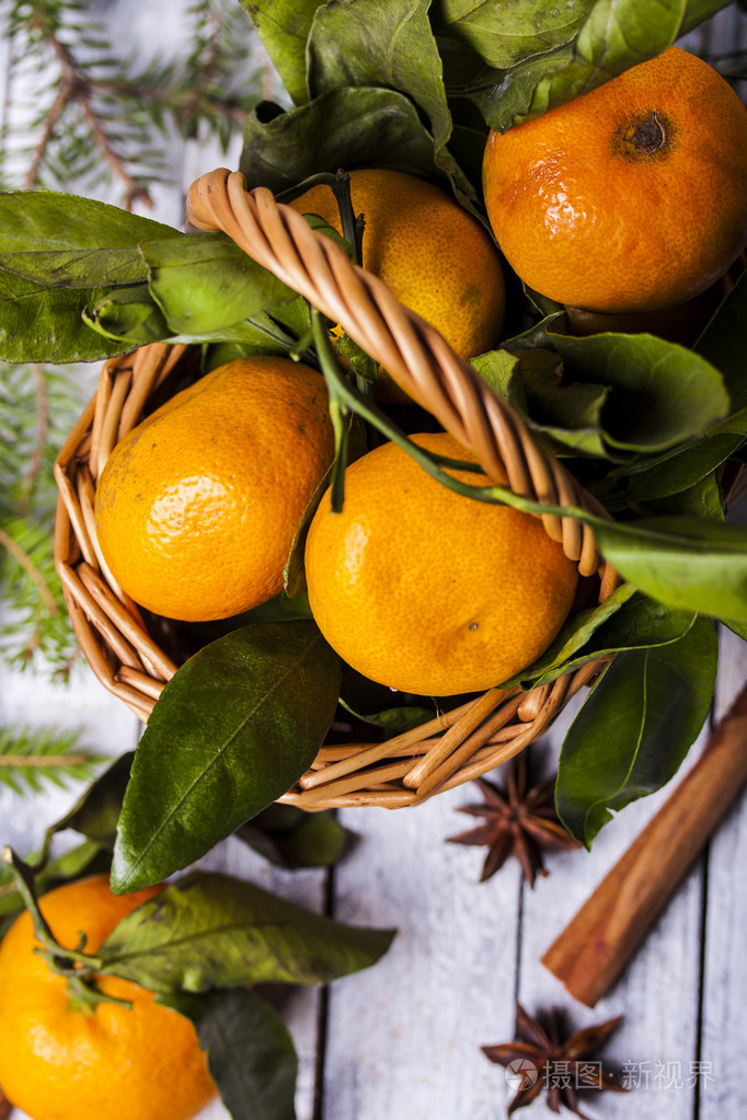 新的一年组成与橘子