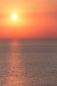 在海上，夏日浪漫金色的夕阳。南度假村