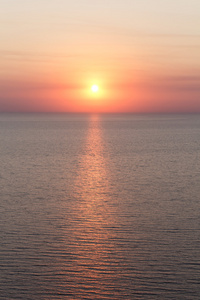 在海上，夏日浪漫金色的夕阳。南度假村