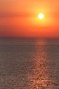 在海上，夏日浪漫金色的夕阳。南度假村