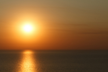 在海上，夏日浪漫金色的夕阳。南度假村