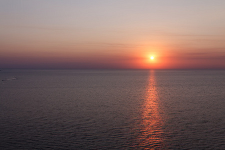 在海上，夏日浪漫金色的夕阳。南度假村