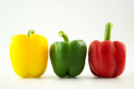 甜椒 3 种颜色辣椒或甜椒在白色背景上