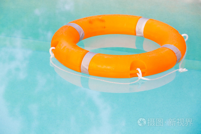 在游泳池里的橙色浮标