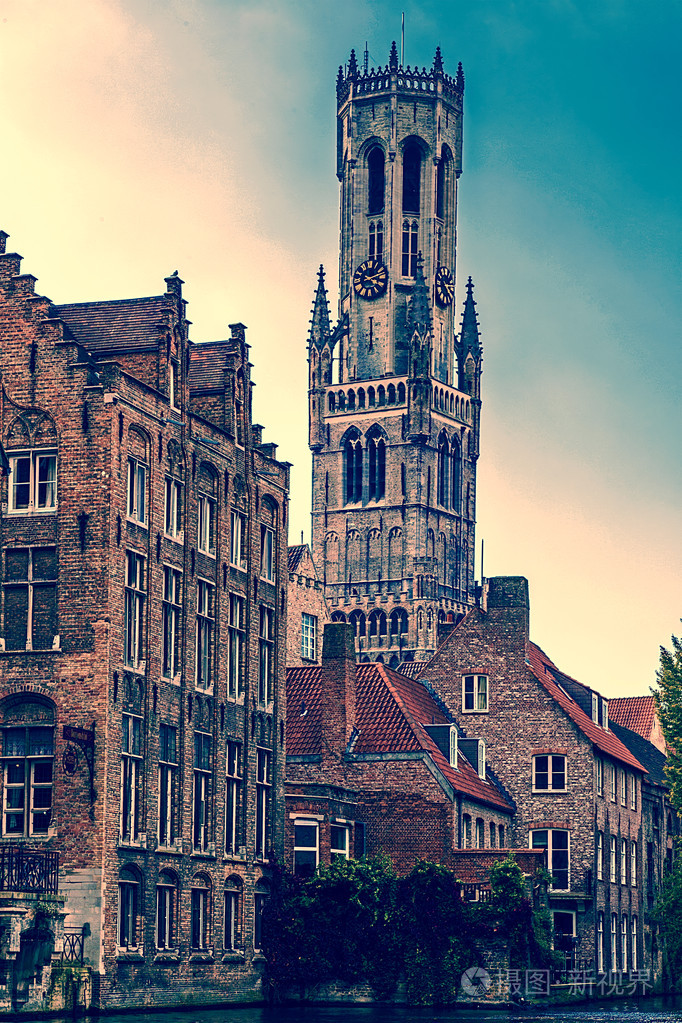 从rozenhoedkaai历史中心o钟楼的复古外观