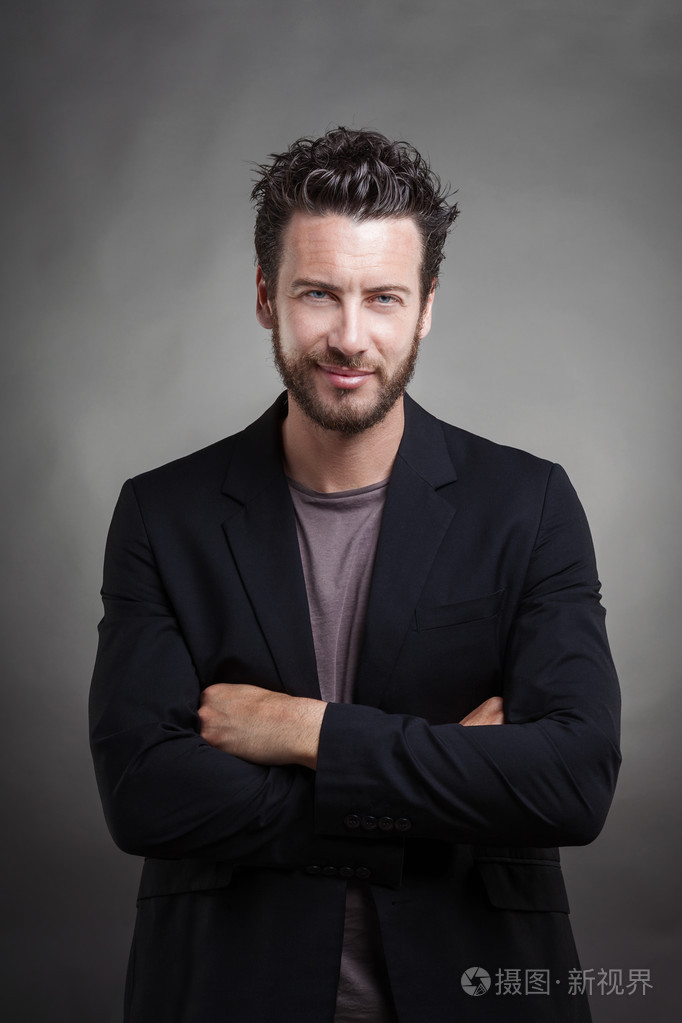 穿着灰色西装的英俊男人微笑着照片-正版商用图片1kofqx-摄图新视界
