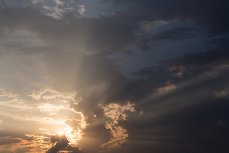 多彩的夕阳的天空背景乌云与阳光