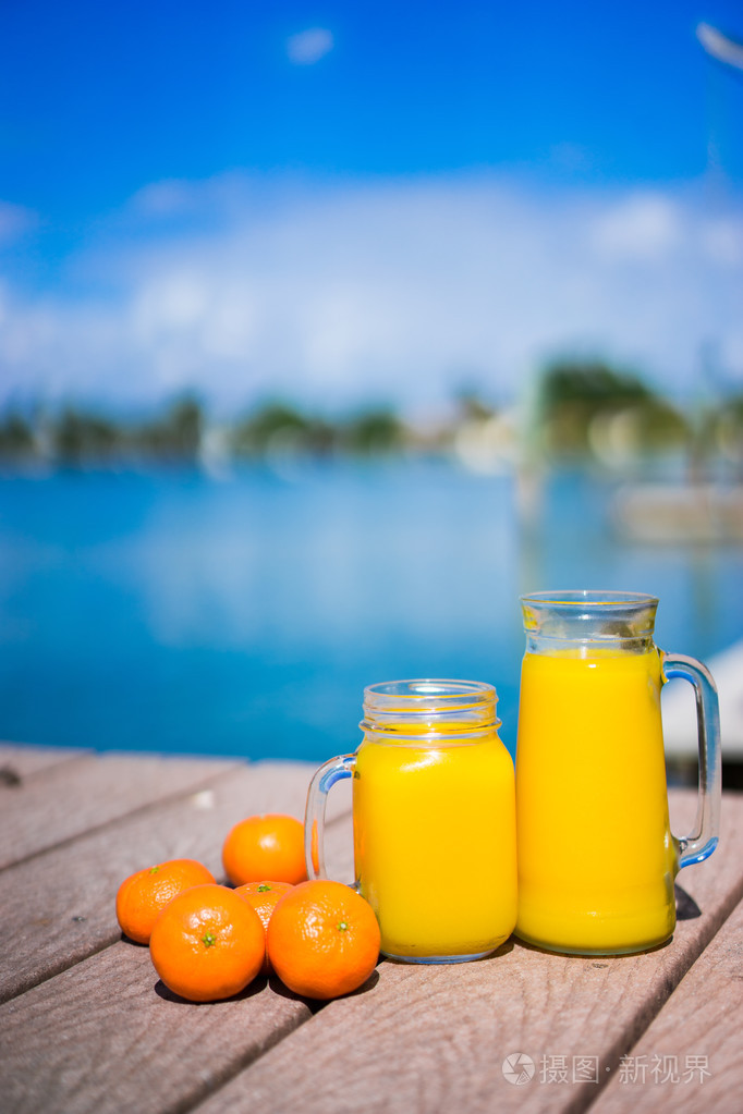 靠近海洋的新鲜 squizzed 橙色汁