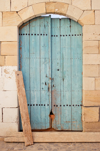 蓝色的木制门的老店在塞浦路斯利马索尔