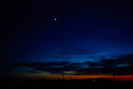 夕阳中的房屋剪影