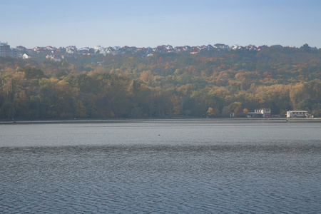 秋天美丽宽阔的湖泊图片