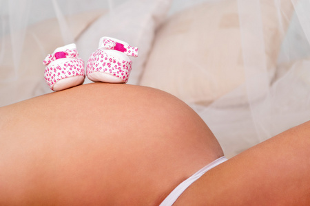 妇女怀孕肚婴儿鞋