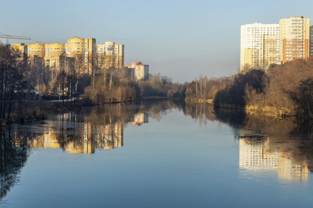 普希金诺，俄罗斯   在 2015 年 11 月 7 日。秋天的城市景观。新 multystoried 房子在河岸边的谢列布