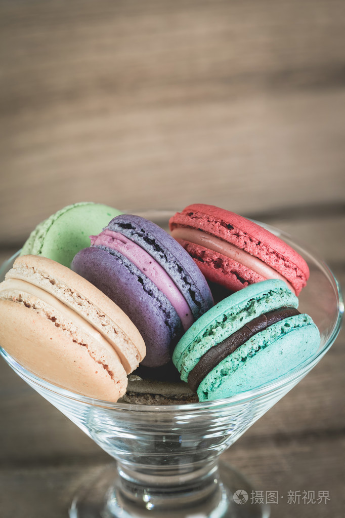 堆栈焦点图像的彩色法国食品上木制酒泉