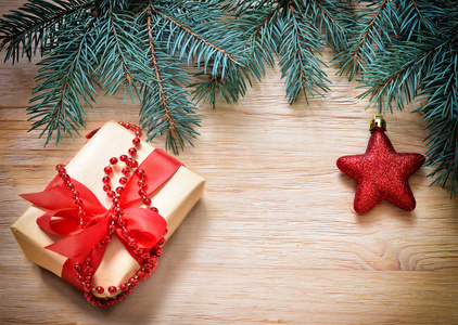 圣诞节。枞树和礼品包装盒的分支
