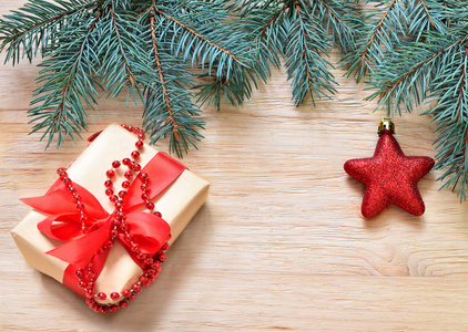 圣诞节。枞树和礼品包装盒的分支