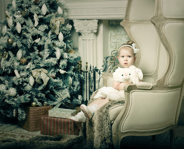 cristmass 棵树旁的小女孩