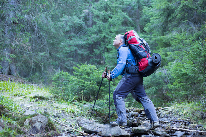 背包客在山中在高加索山脉徒步旅行
