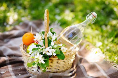 野餐篮水果和鲜花