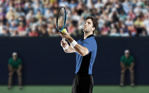 网球运动员穿一件蓝色的衬衫