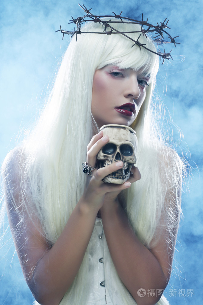 天使长头发的女人与头骨