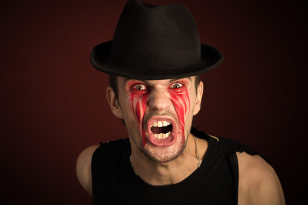 勃艮第的背景上流血流泪的男人的肖像照片