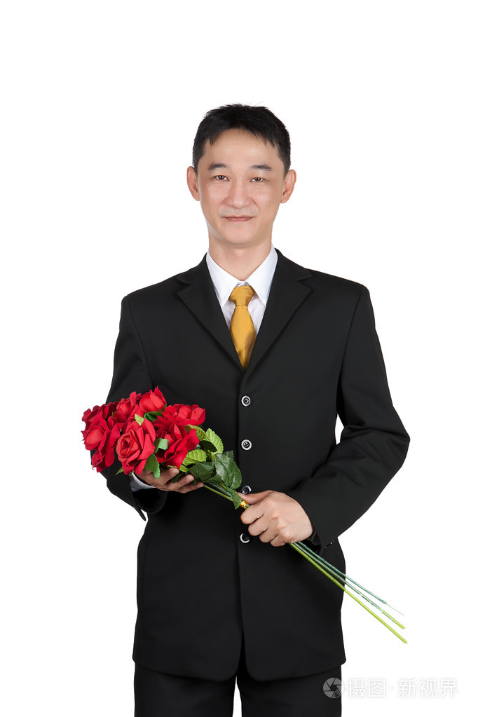 亚洲商人站着抱着一束玫瑰花