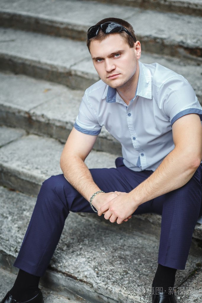 蓝色衬衫坐在帅哥照片-正版商用图片1koqn0-摄图新视界