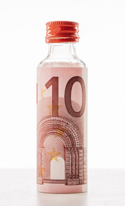 迷你瓶和欧元钱