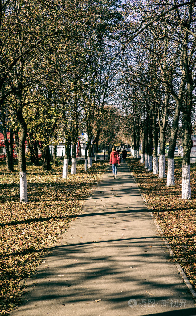 独自漫步离开的女人