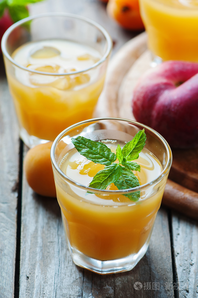 冰甜鲜桃果汁