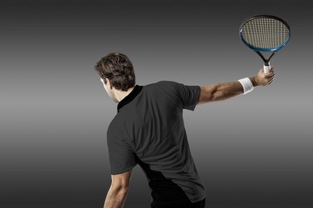 网球运动员与一件黑色衬衫图片